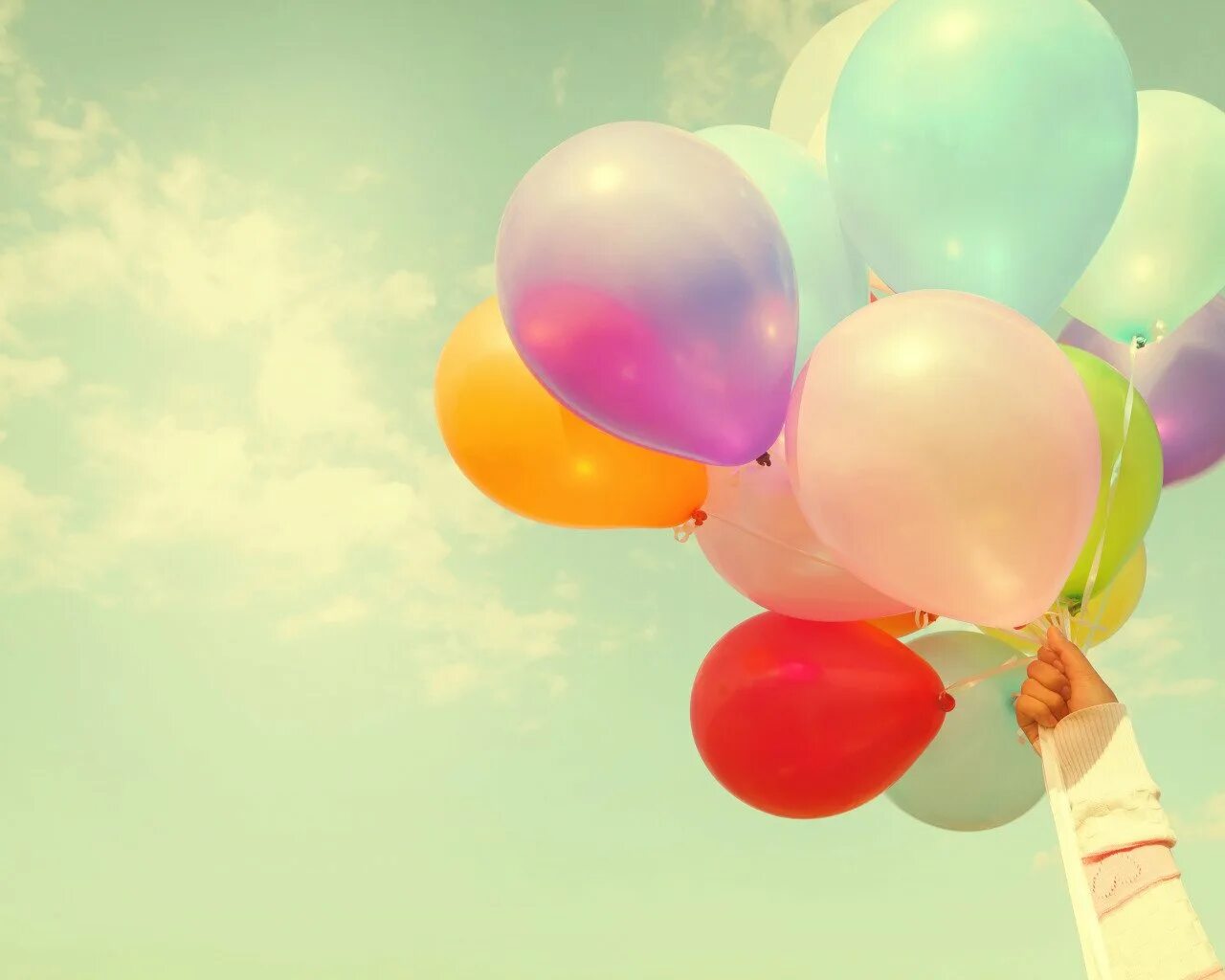 Красивые открытки с шарами. Воздушные шары. Воздушный шарик. Воздушные шарики обои. Фон с воздушными шарами.