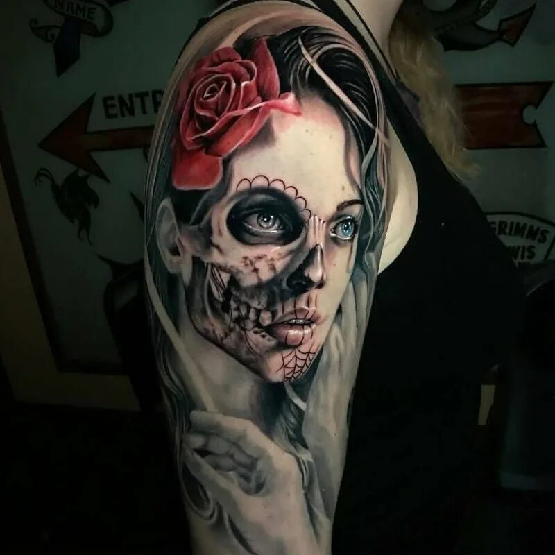 Тату женщина с черепом. Тату череп. Чикано санта муэрте. Чикано моэртэ. Тату череп для девушек.
