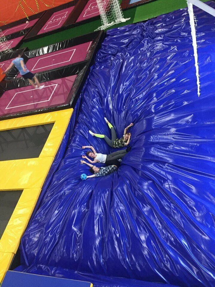 Атом батутный центр смоленск в макси. Батутный центр атом тула. Батутный парк атом смоленск. Батутный центр в туле в макси. Батутный парк атом тула.