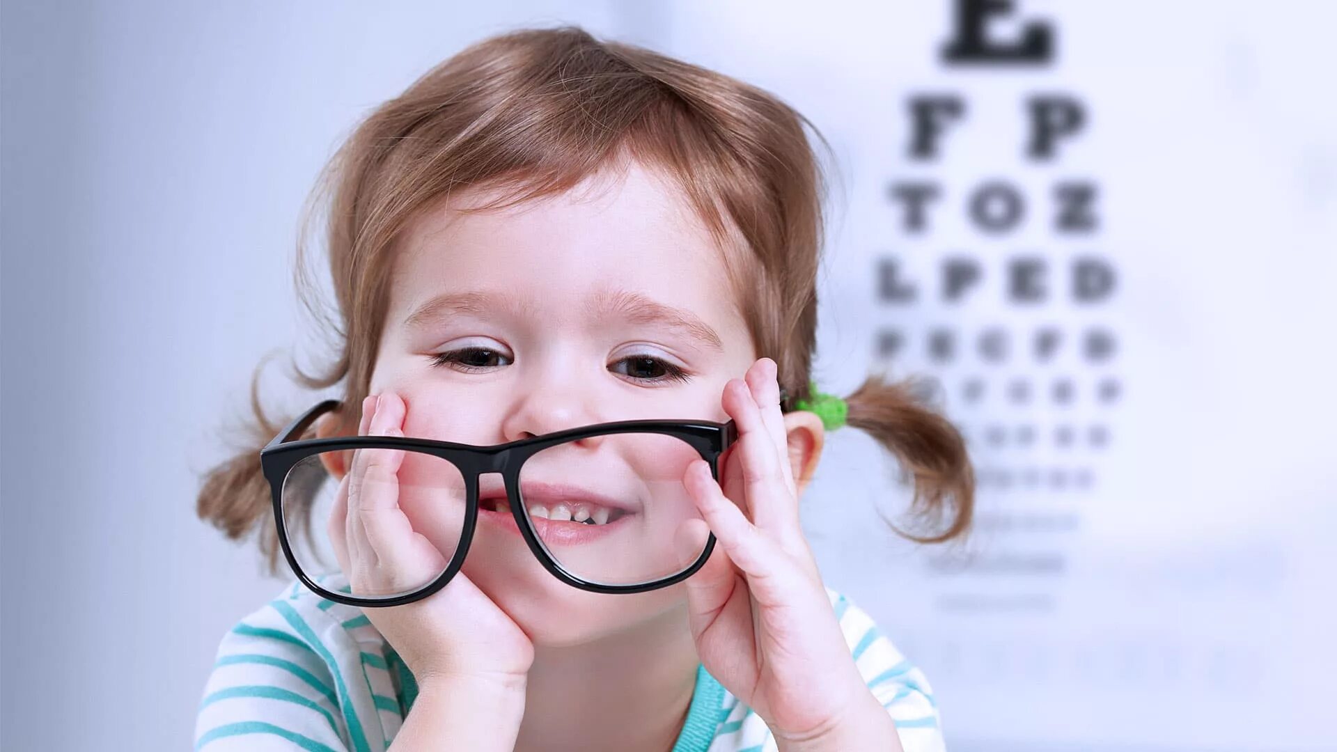 Маленький по возрасту. Дети с нарушением зрения. Нарущения зренря умдетей. Очки для детей для зрения. Дети в очках для зрения.