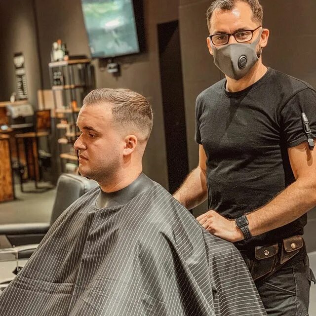 модельная стрижка в барбершопе. барберы в спортивном костюме. барбершоп киевская. зона отдыха в барбершопе. барбершоп киевская.