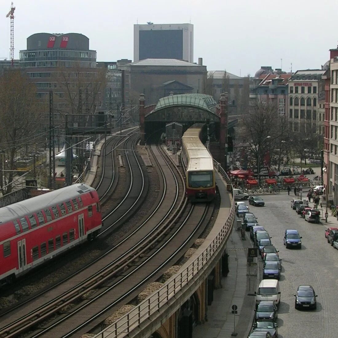 Станция сравнения. Берлинский s-Bahn. ЖД вокзал Берлин. S-Bahn станция. Ангальтский вокзал в Берлине.