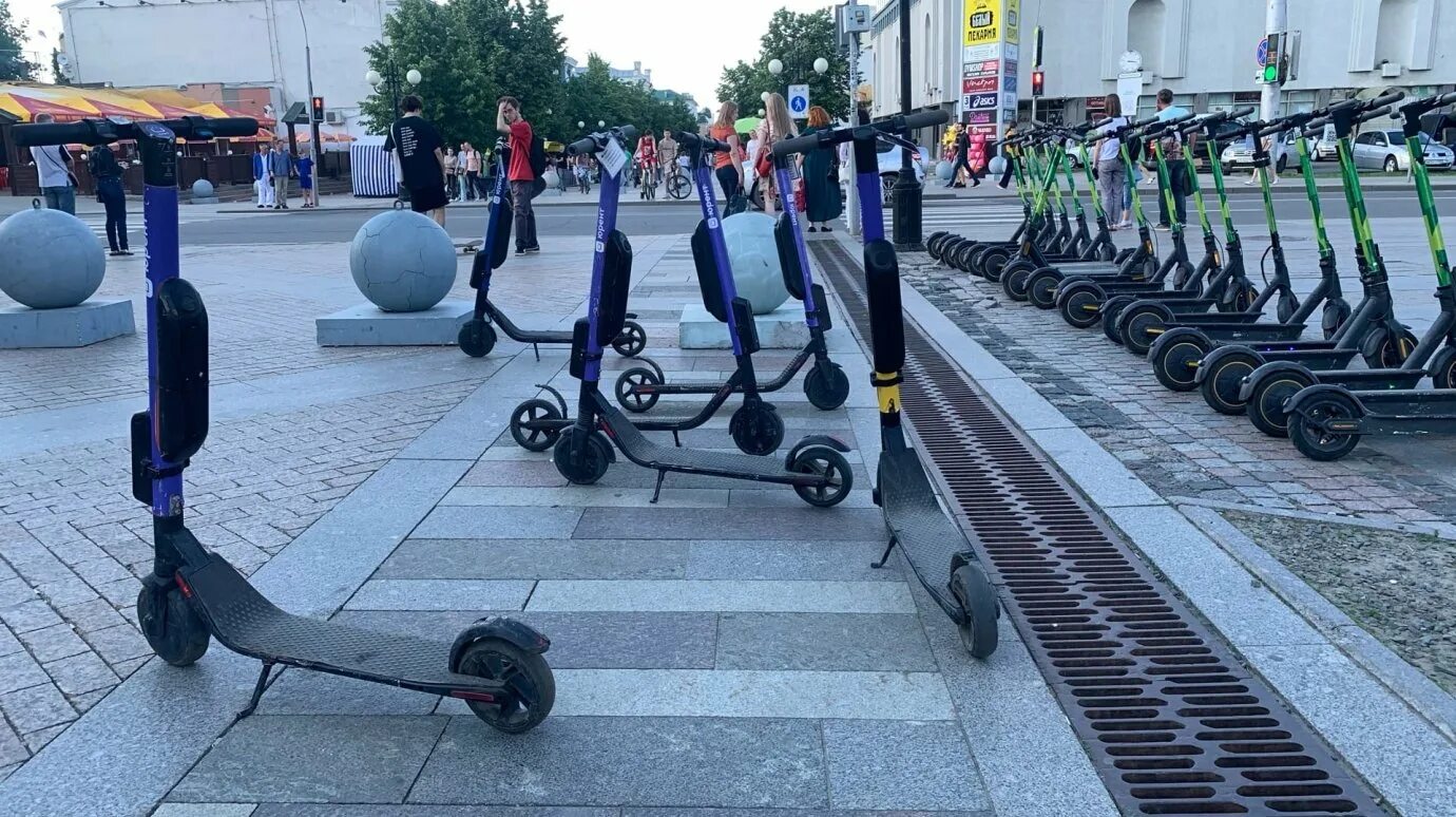 Московские самокаты приложение. Источники самоката. Человек на электросамокате. Электросамокаты. Самокат на дороге.