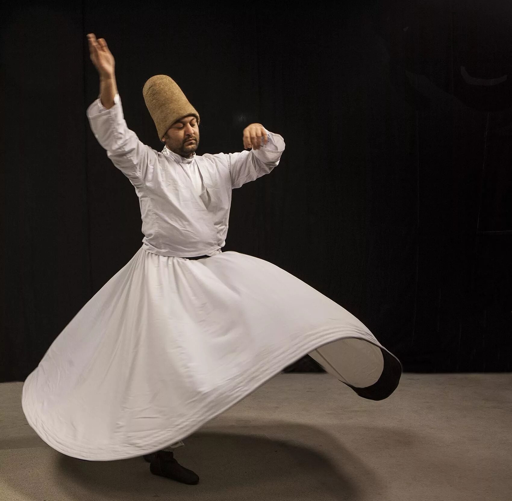 Мусульманский танец. Мевлана Руми суфийский танец. Турция танец дервишей. Скимитар дервишей. Керамат суфизм.