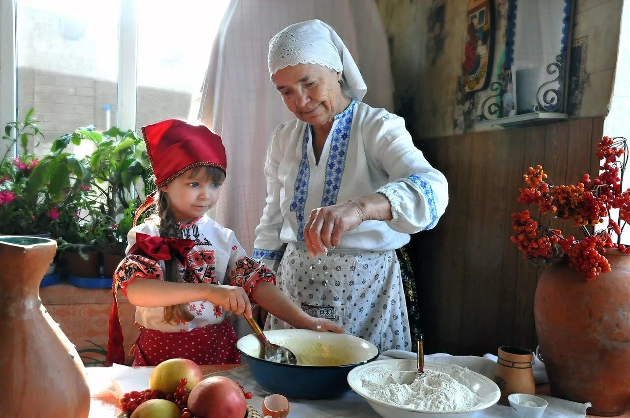Бабушка печет пироги. Кухня у бабушки в деревне. Бабушка с внучкой село. Бабушка готовит. Лапшевня бабули хо