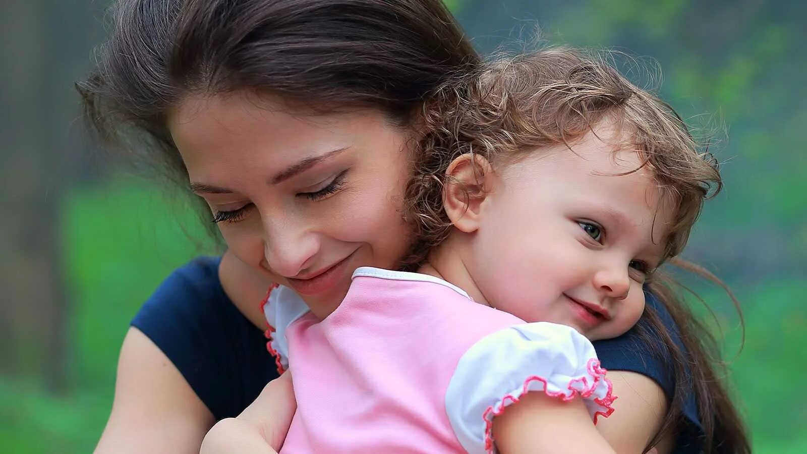 обнимает ребенка. мамин смех стихи. любовь матери и дитя. материнская любовь фото. любовь матери к ребенку.