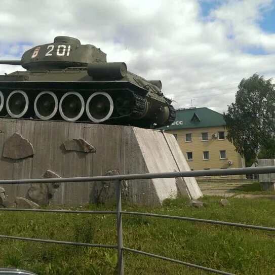 Автомагазин у танка воронеж. Памятник танк т-34 петрозаводск. Финские танки в петрозаводске. У танка петрозаводск. Муха-танк в петрозаводске.