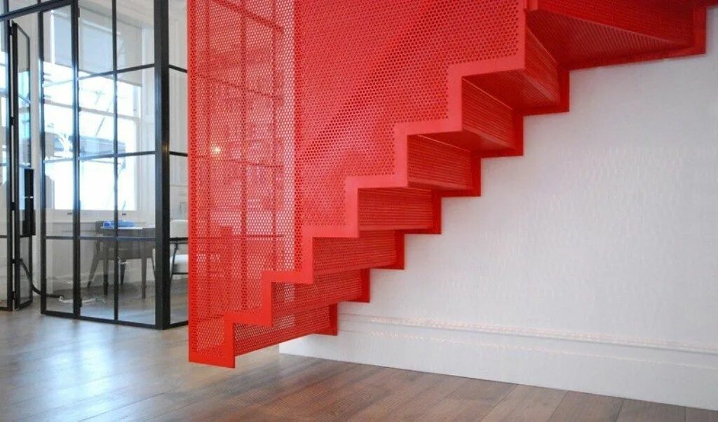 Red step. Ограждения лестниц из перфорированного металла. Лестница из перфорированного металла. Подвесная лестница. Красные перила для лестницы.