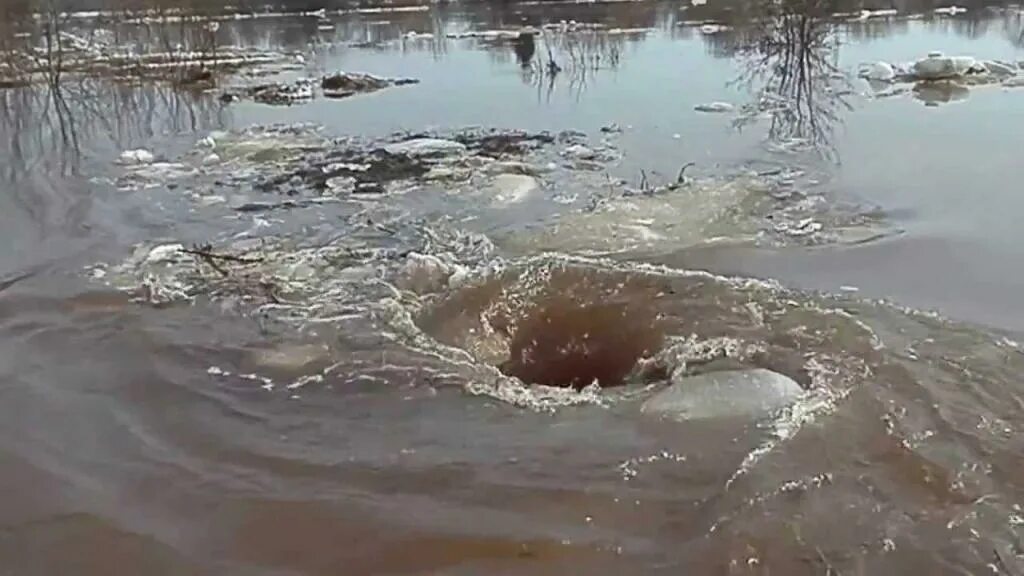 Озеро Пеннер водоворот. Водоворот голопогоса. Воронки в реке. Водоворот в реке. Как в народе называли водоворот на реке