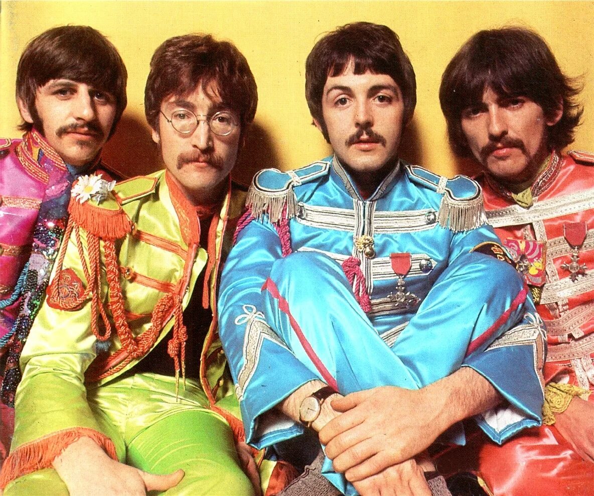 Beatles sgt peppers lonely hearts club. The Beatles 1967. The Beatles сержант Пеппер. Paul MCCARTNEY 1967 Sgt Peppers. Paul MCCARTNEY Sgt Pepper.