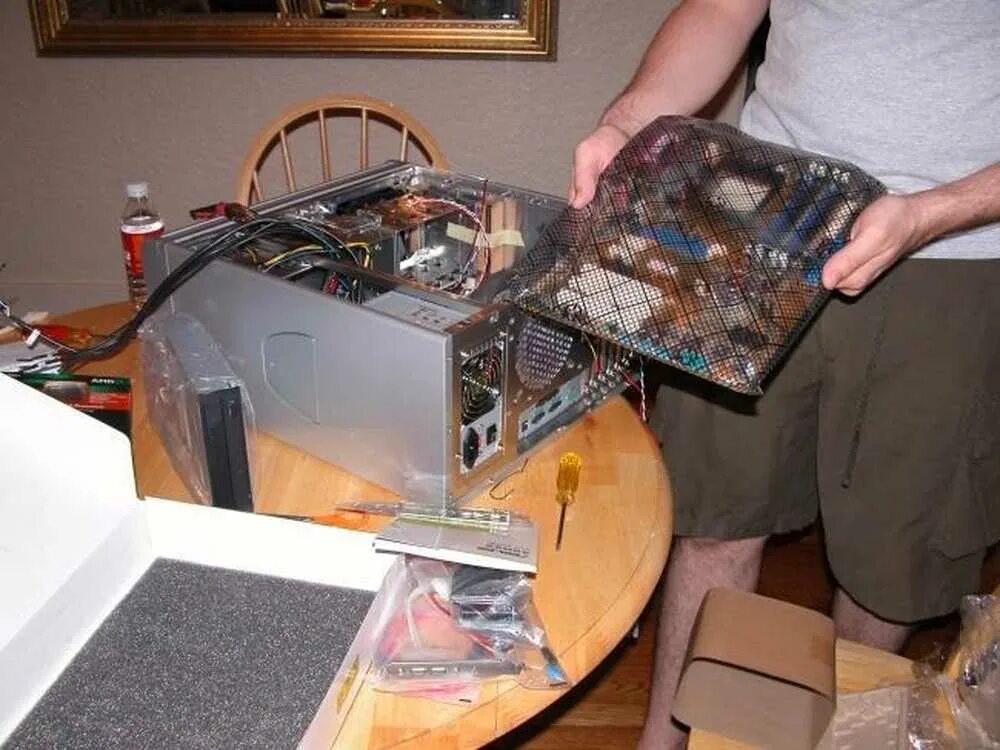 Разбил пк. Разбитый комп. Сломанный компьютер. Ломает компьютер. Комп сломанный новый.