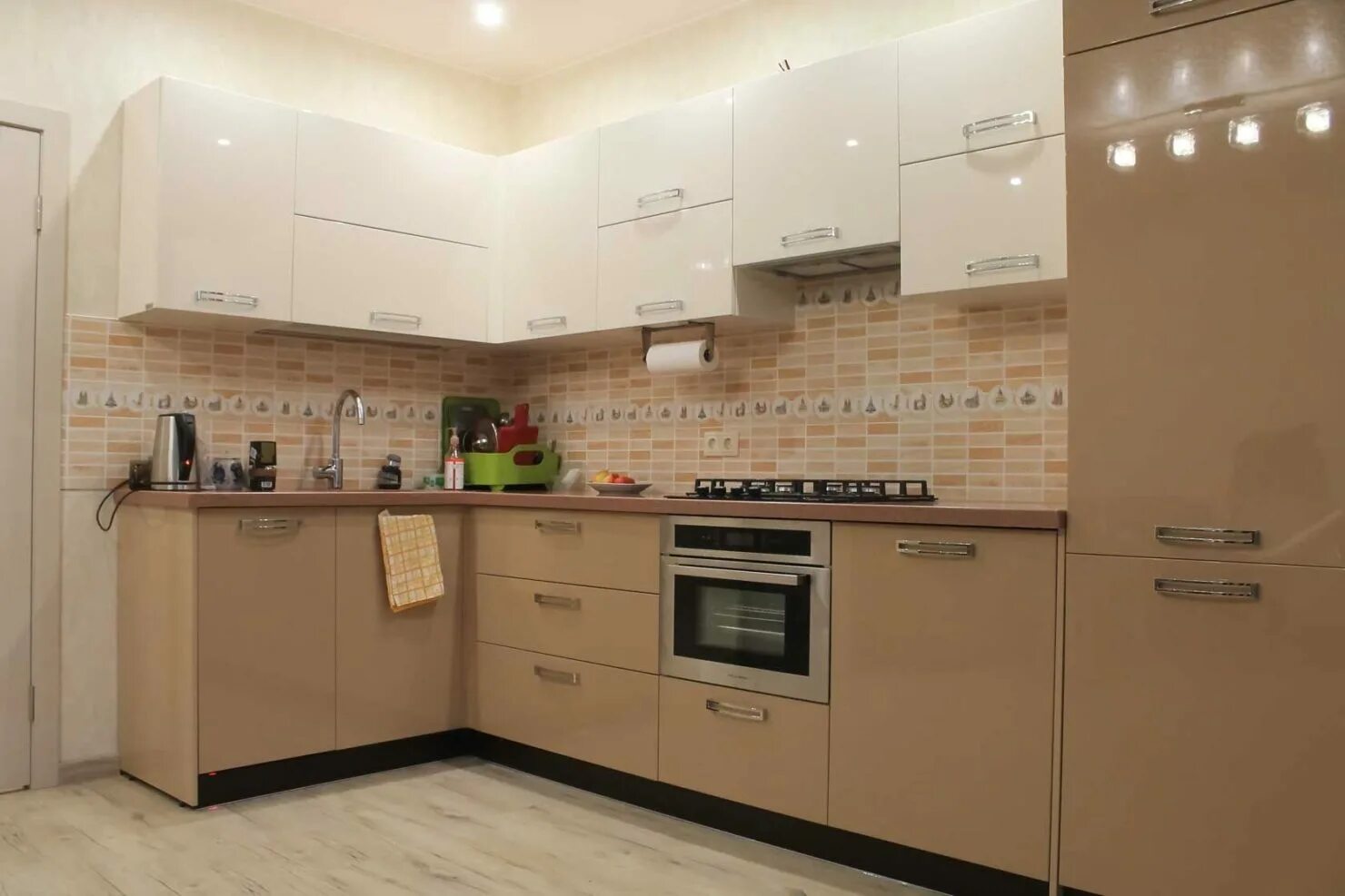 Кухонный гарнитур неоклассика капучино. Кухня капучино глянец леруа мерлен. Кухня ваниль капучино глянец. Кухни леруа капучино айс. Кухонный гарнитур давита мебель.