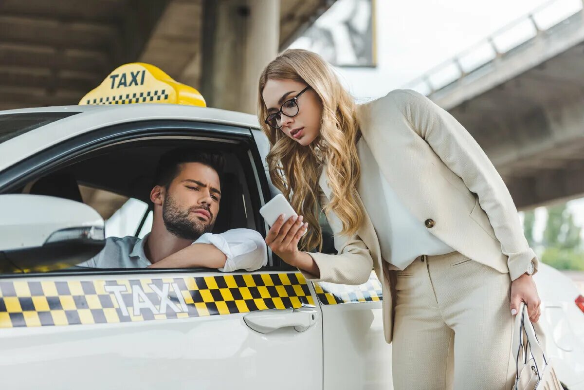 He took a taxi. Девушка в такси. Красивая девушка в такси. Красивая девушка таксист. Человек в такси.