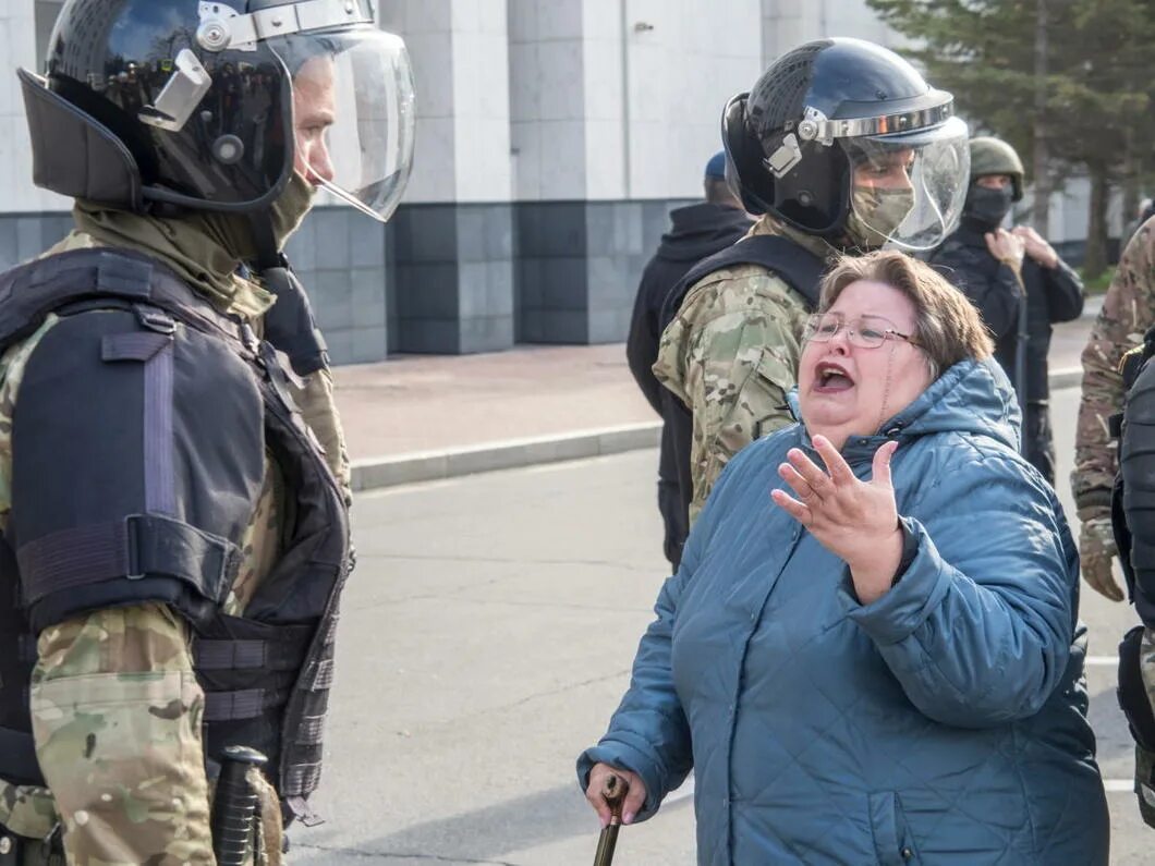 Хабаровский ОМОН. Разгон митинга в Хабаровске ОМОНОМ. Росгвардия разгоняет бабушек.