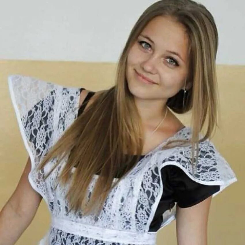 Скромную школьницу одноклассник