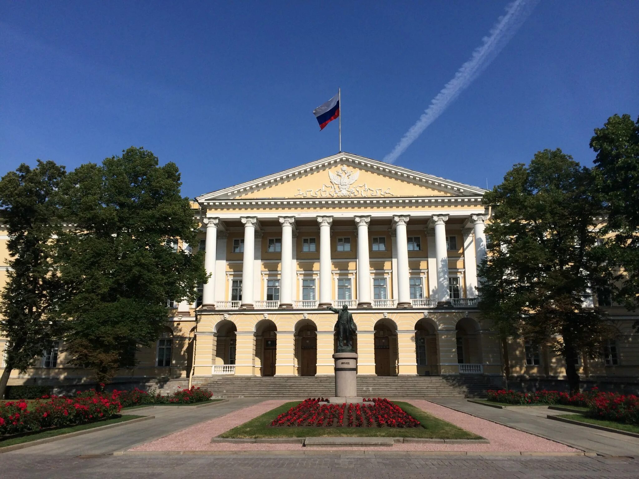 Смольный петербург правительство. Здание смольного института (1806–1808). Смольный резиденция губернатора санкт-петербурга. Здание смольного джакомо кваренги. Муниципалитеты.