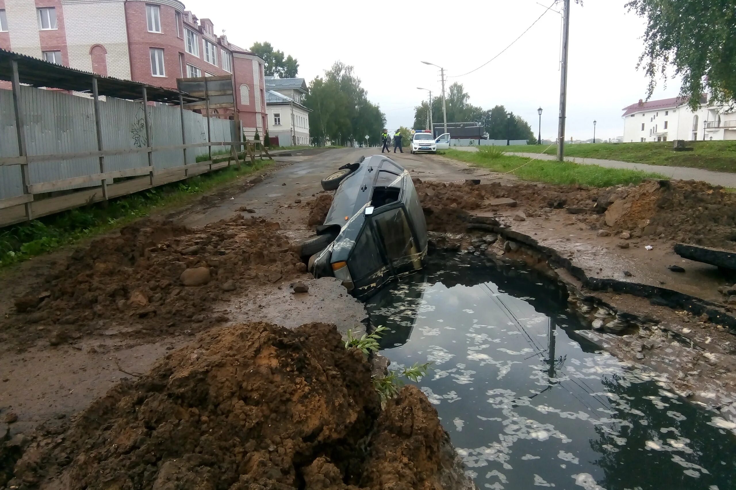 Машина провалилась в яму. Машина в провале канализации. Машина утонула в яме. Машина провалилась в канализацию. Утонул в яме