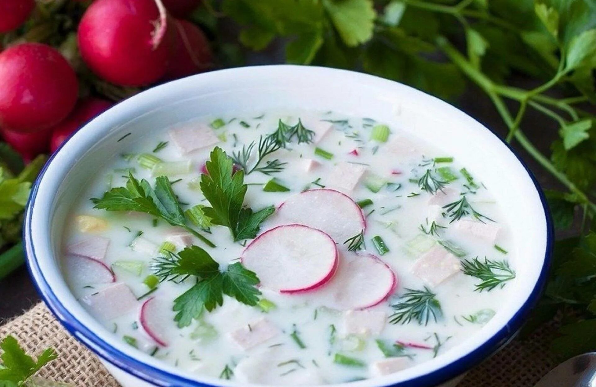 Окрошка с куриной грудкой. Окрошка на минералке. Белорусская холодник окрошка. Окрошка Уральская. Кефир окрошка на кефире.