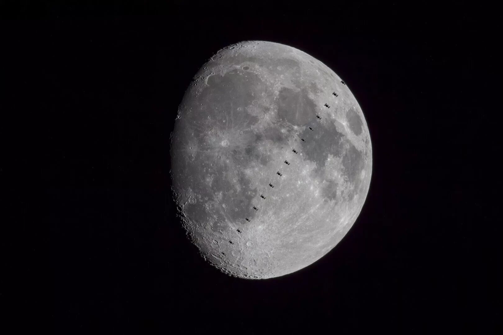 Светлый перед луны. Фото Луны. Странная Луна. МКС на фоне Луны. Большая Луна.