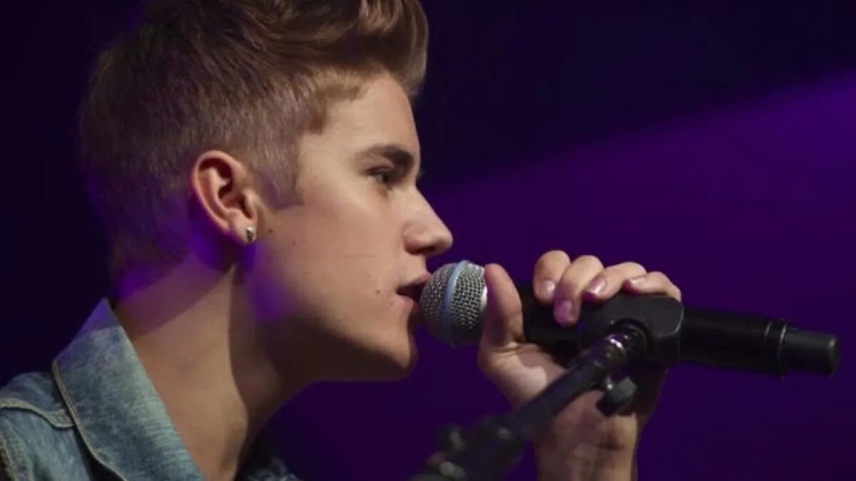 Justin bieber 2002. Песня бибера love me. Джастин бибер лав ми. Justin bieber lonely обложка. Джастин бибер лов ми.