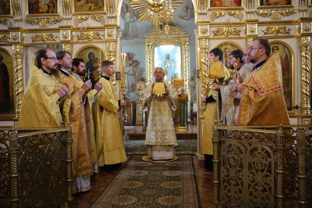 празднование пасхи в саранске. саранск собор федора ушакова внутри. служба в церкви саранск. служба в церкви саранск. батюшка георгий саранск.