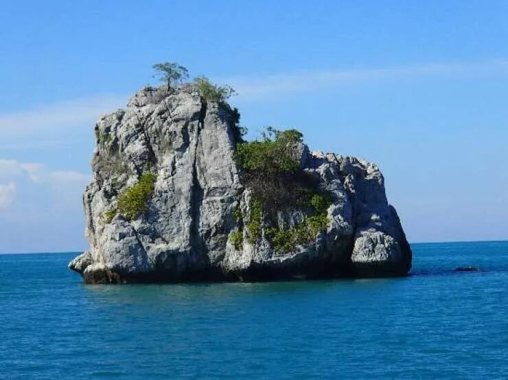 Rock islands palau. Скалистый остров в океане. Rock island. Каррик маленький остров. Скалы с зеленью.