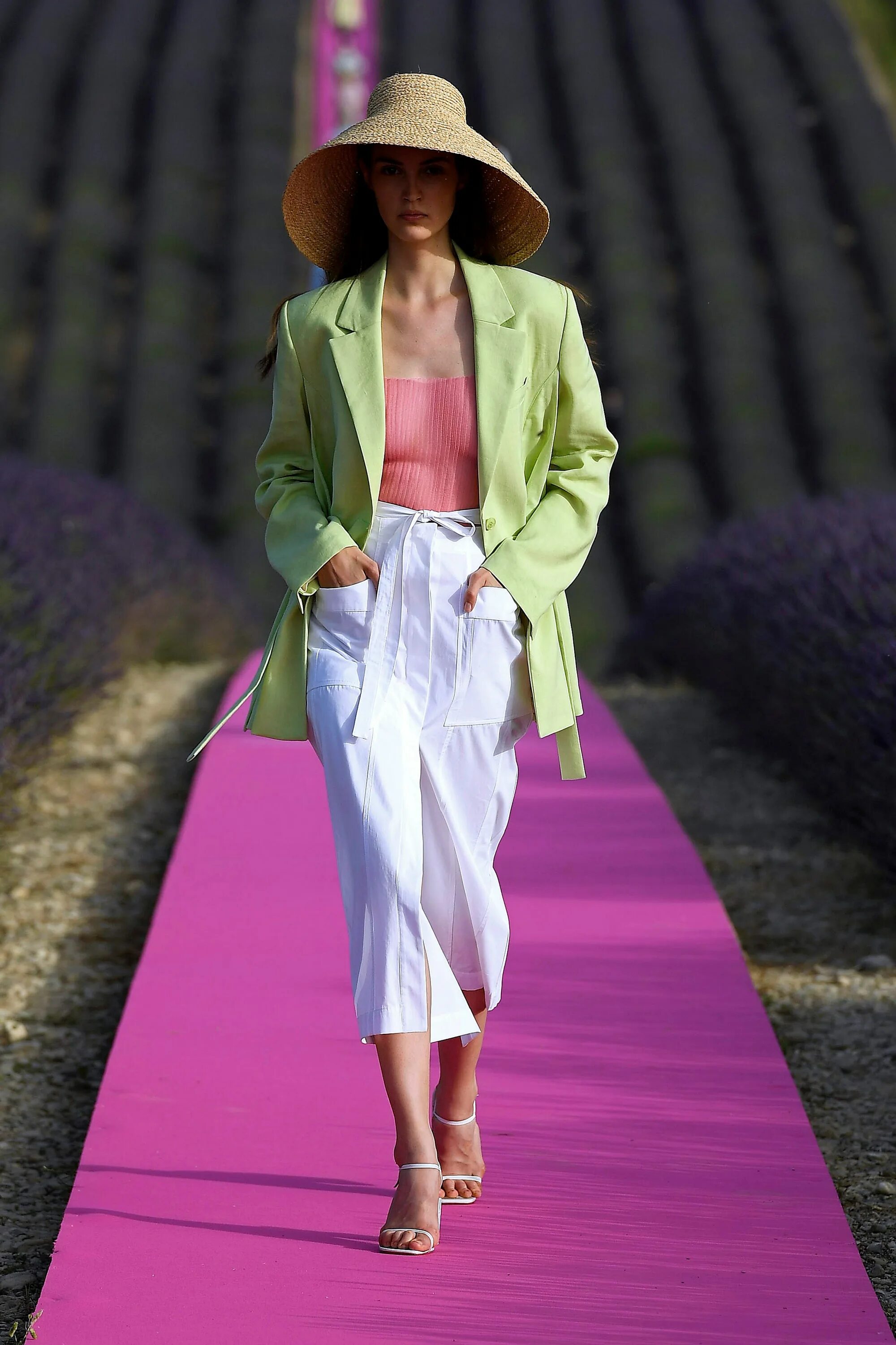 Показ jacquemus 2021. Jacquemus italy. Jacquemus показ. Simon porte jacquemus. Jacquemus italy.