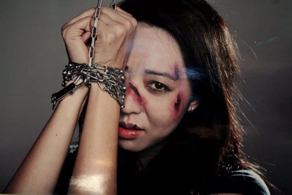 Связанных девушек избивают. Скованные девушки. Связанных девушек избивают. Связанная женщина. Девушка в веревках.