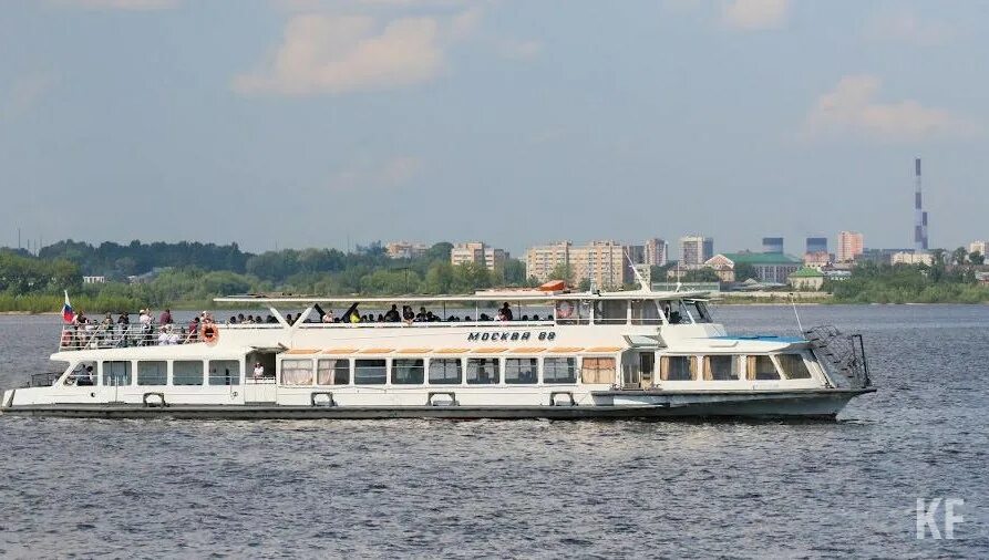 Речная прогулка по казанке вдохновение столицей. Теплоход москва -50. Речные прогулки казань. Речной трамвайчик казань. Река казанка в казани.