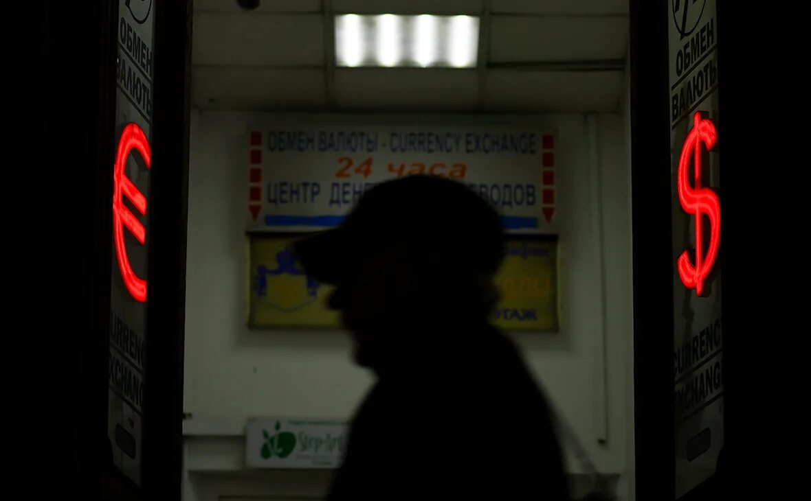 Евро черный рынок. Черный рынок валюты в москве на сегодня. Расценки оружия на черном рынке. Оружейный рынок. Черный рынок пистолетов.
