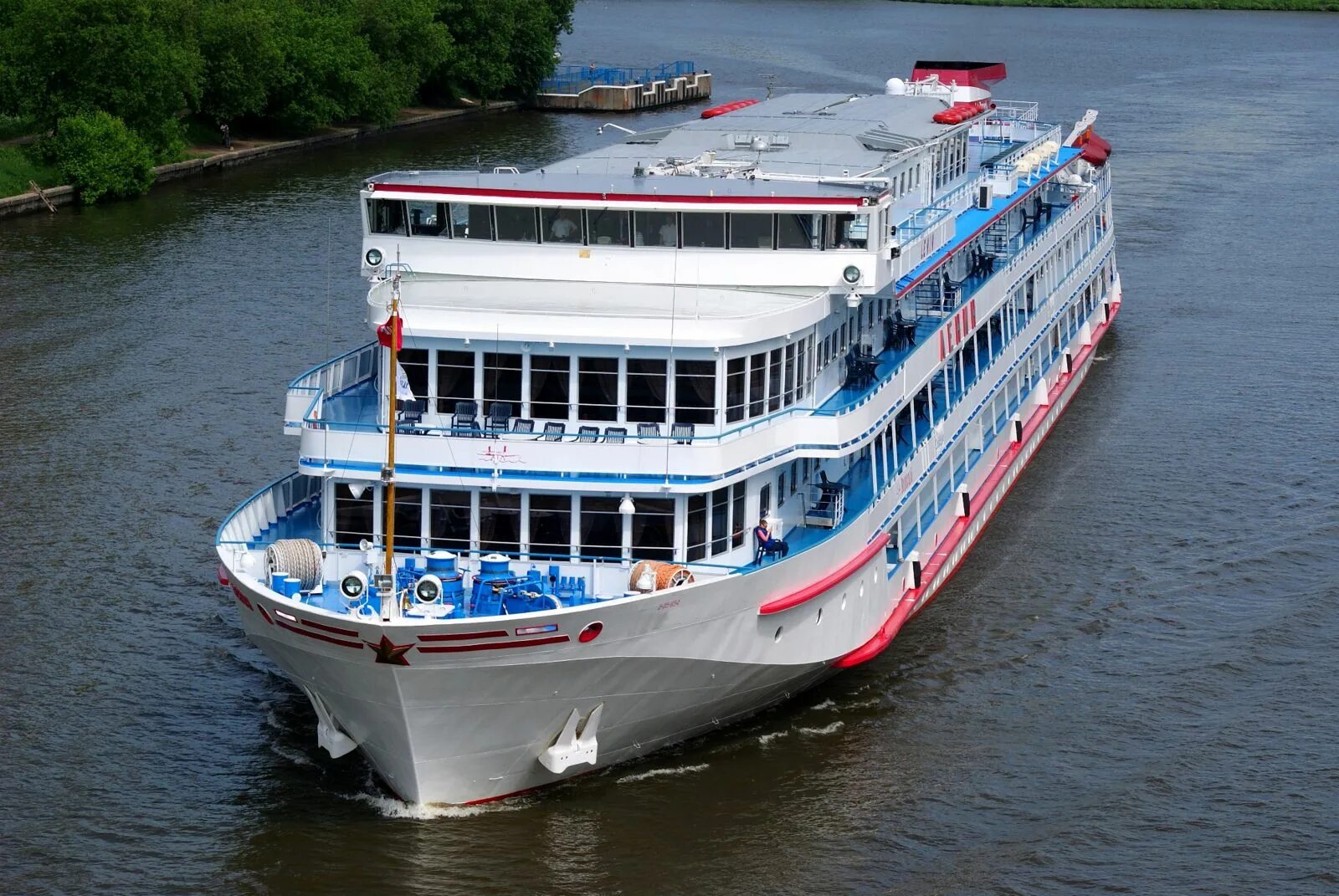 Теплоход герцен на волге. Иван каляев пароход. Пароход шел задним ходом. Генри ривиер пароход. Пароход шел задним ходом.