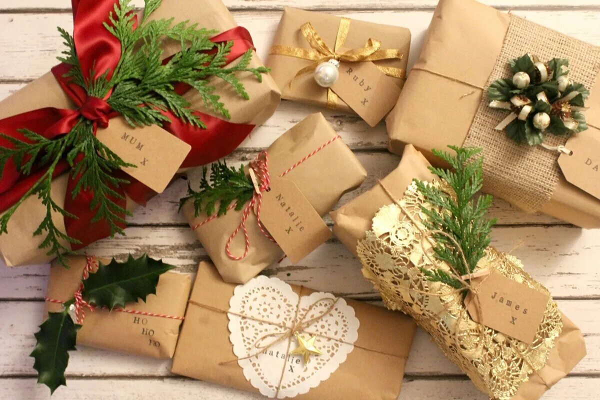 Подарки и упаковка. Красивая упаковка подарков. Крафтовая упаковка для подарков. Упаковка подарка в крафт бумагу.