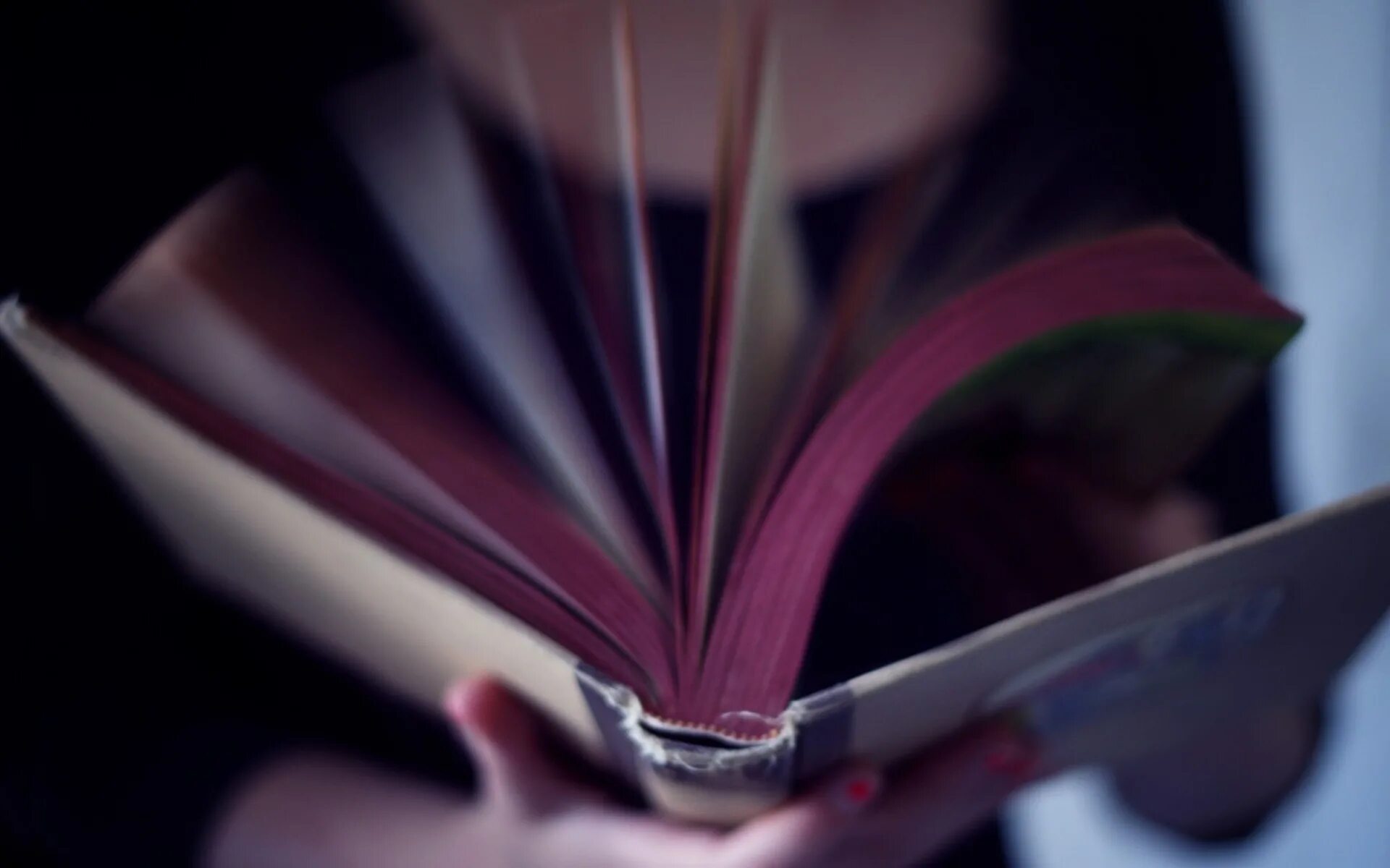 Девочки на страницах книг. Листает книгу. книжка фиолетовый. человек листает книгу. книга фиолетовая.