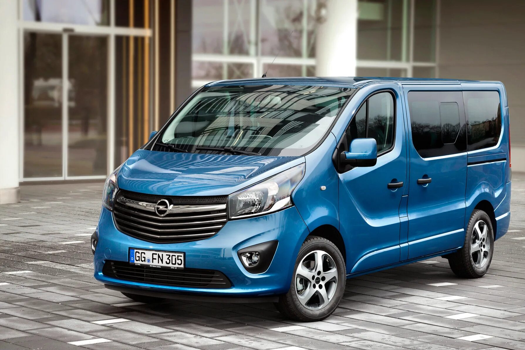 Opel renault. Опель микроавтобус Виваро. Opel Vivaro 2. Opel Vivaro 3. Opel Vivaro 2015.