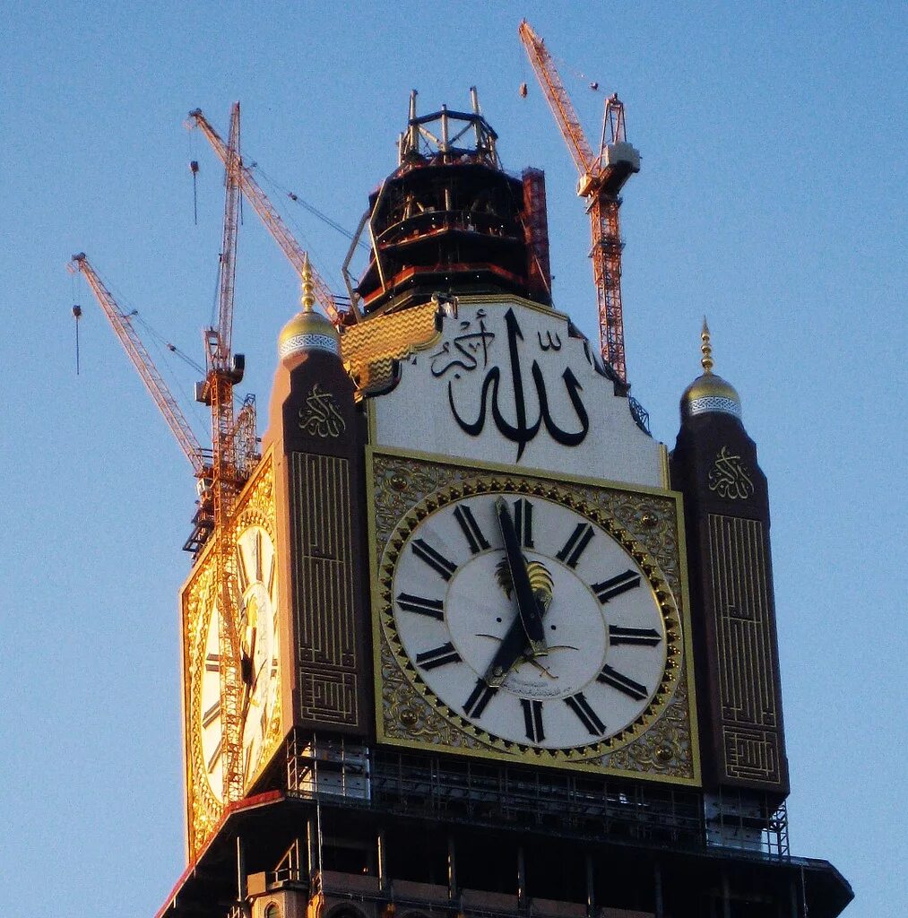 Самых больших часов. Биг Бен в Саудовской Аравии. Часы на башне Абрадж Аль-Бейт. Часы Мекка на башне. Башня с часами в Саудовской Аравии.