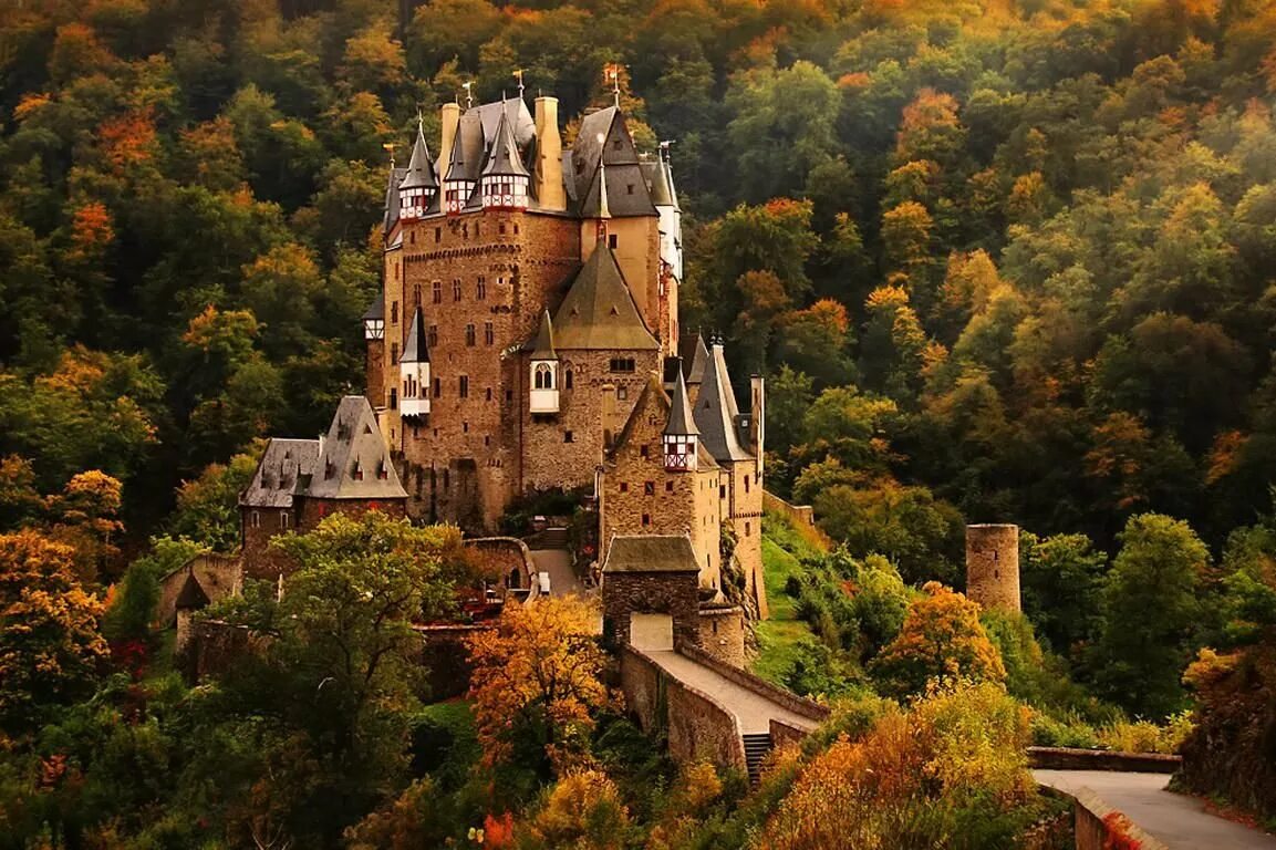 Достопримечательности среднего города. Замок Эльц Рейнланд-Пфальц Германия. Замок Бург Эльц Германия. Долина Рейна замок Эльц. Замок Бург Эльц Германия осень.