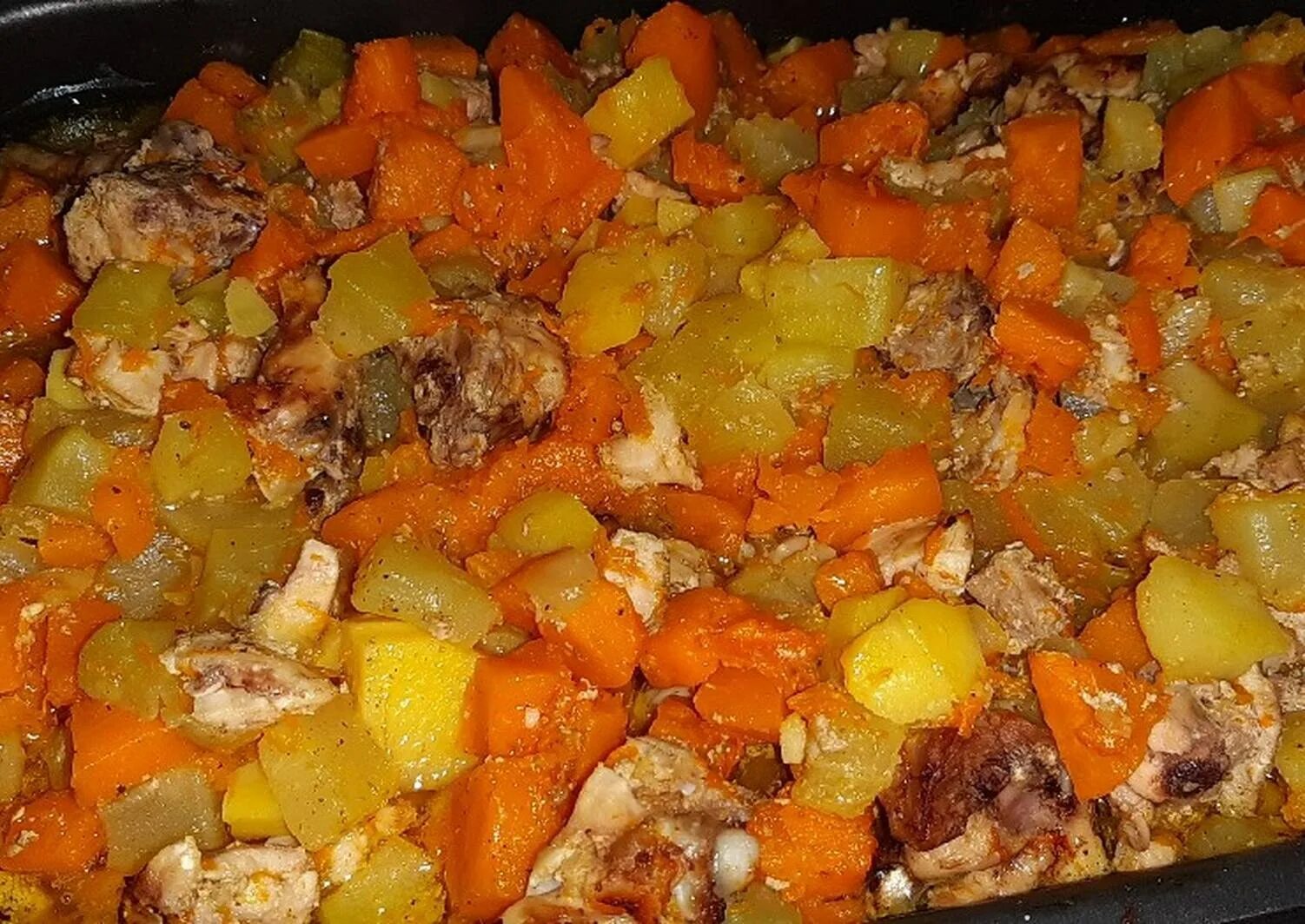 Анталийское овощное рагу. Овощное рагу с кабачками. Овощное рагу с мясом и картошкой. Овощное рагу с кабачками на сковороде.