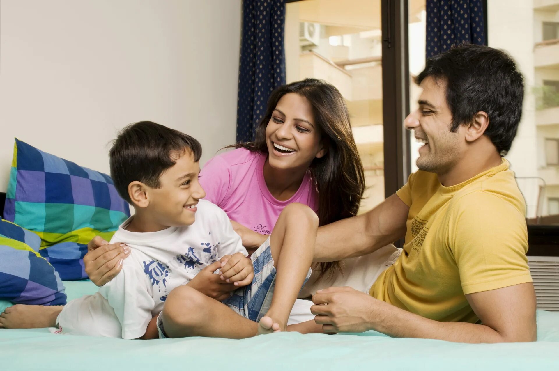 Better children. In семья. Ее семья. Счастливая семья выбирает вариант. Happy indian Family.