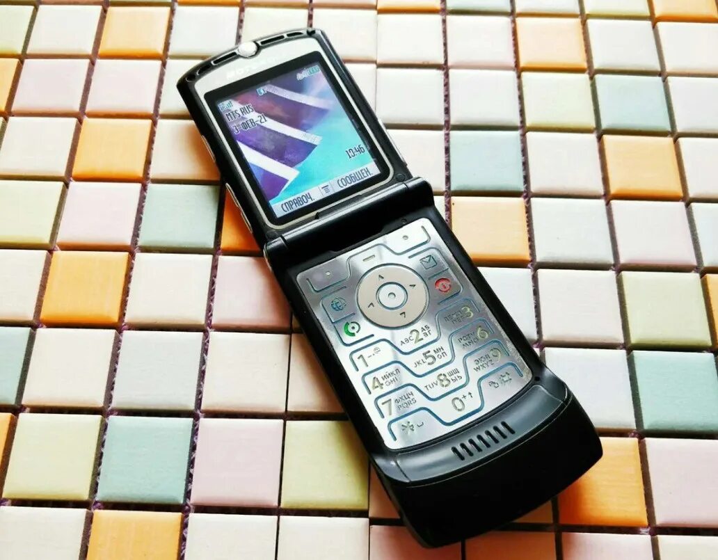 Телефон 20 000 рублей. Motorola RAZR v3. Motorola v3 Black. Телефон 20 века. Старый телефон с русской раскладкой.
