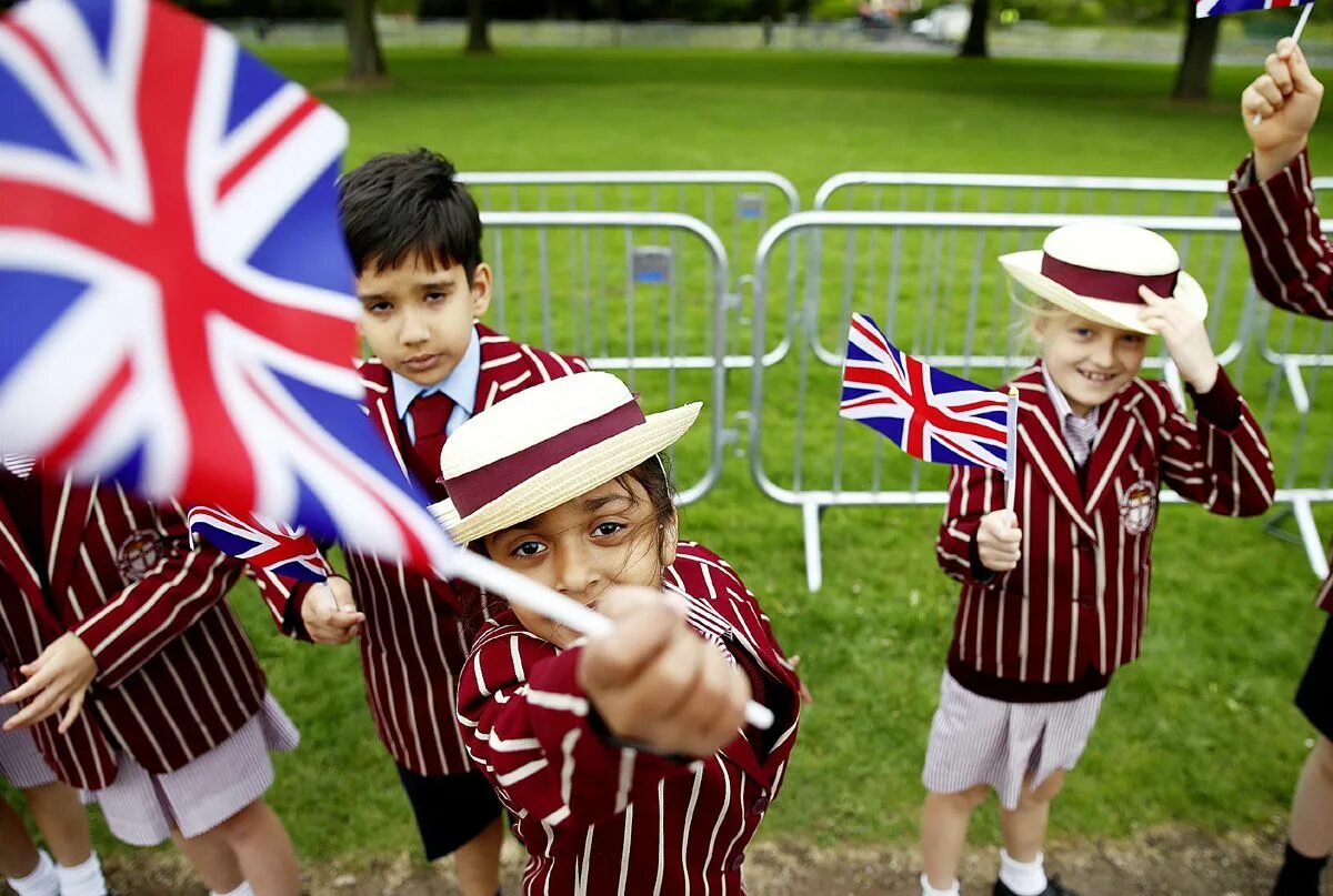 Школьники Великобритании. Англия для дошкольников. Дети Британии школа. Воспитание в Британии. Britain young
