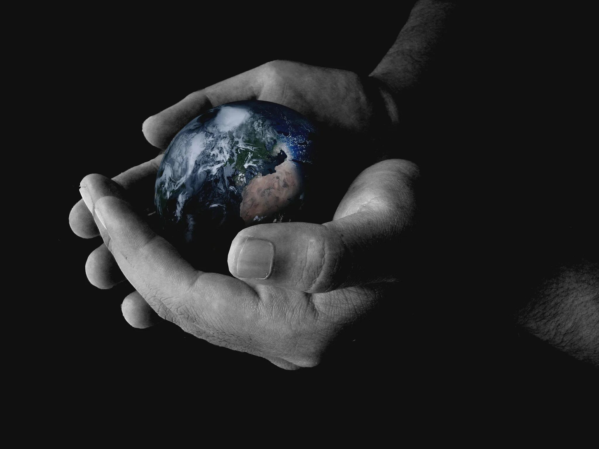 Давай думать о нашей планете. Планета в руках человека. Мир в руках человека. Земля в руках человека. Земной шар на ладони.