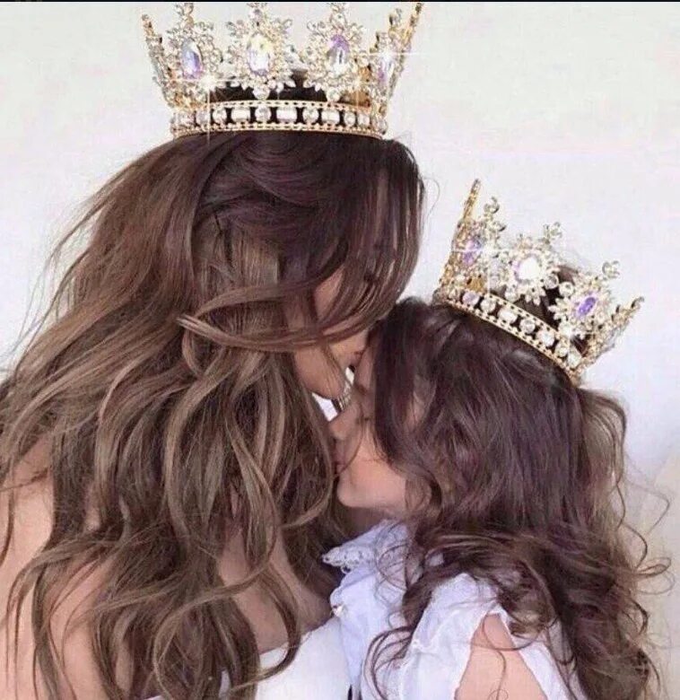 Именно она 18. Девушка в короне. Мама с дочкой в коронах. Парень и девушка в короне.