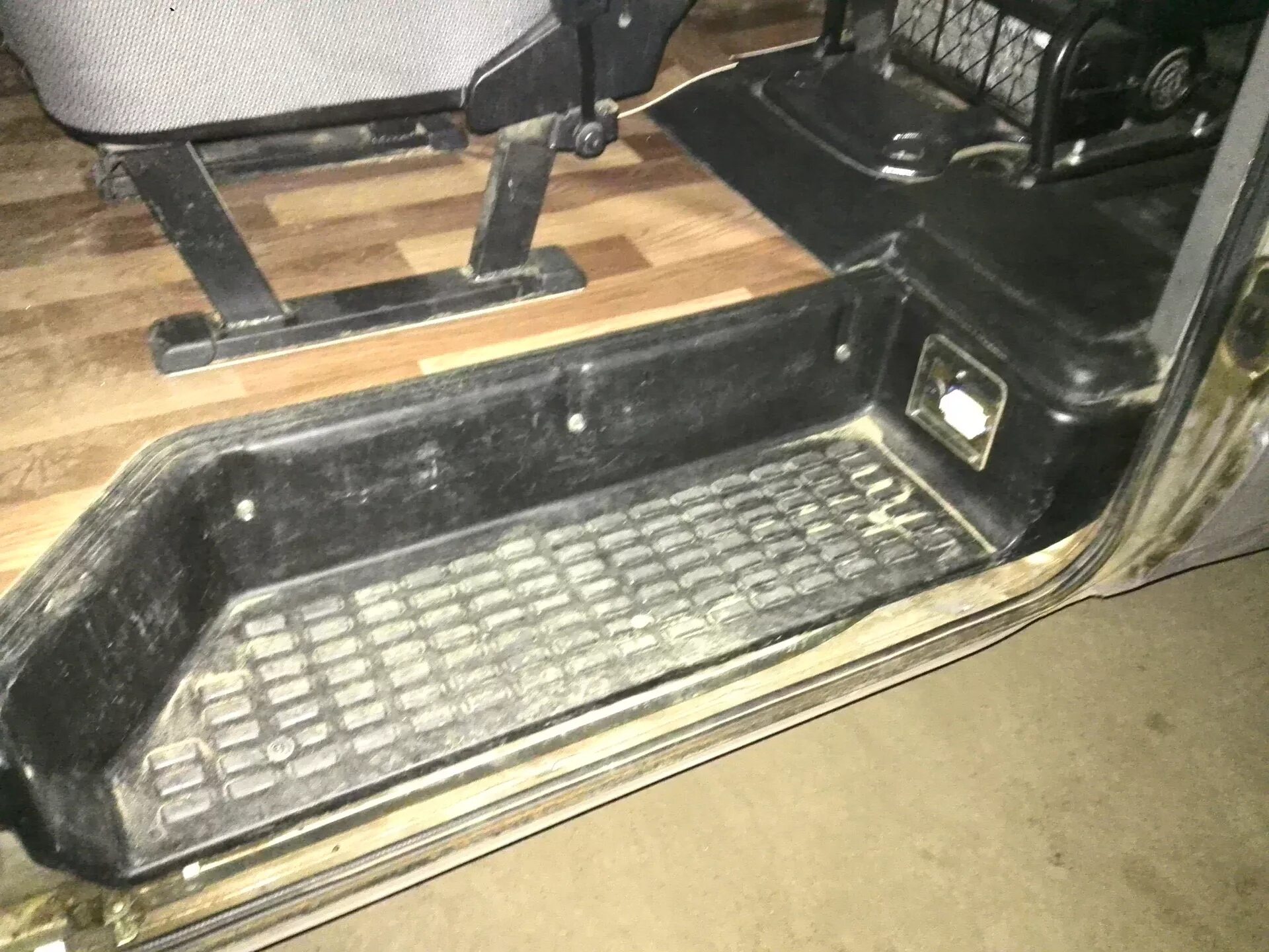 Ступенька на газель. Gaz с41r11-8405380 подножка дополнительная. Ступенька на газель. Порог подножка газель 3302. Подножка газель 3302.