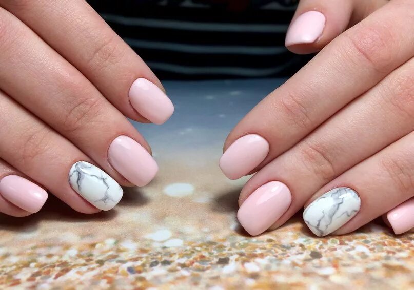 маникюр на короткие ногти мрам. мраморные ногти короткие. маникюр мрамор 2022 голубой. нежный мраморный маникюр на коротких ногтях. белый мраморный маникюр.