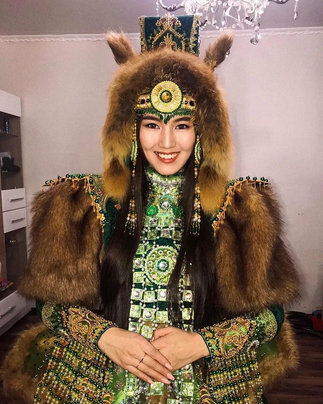 Якутский национальный костюм якуты. Саха танаьа Якутская одежда. Айсхана Якутия артистка.