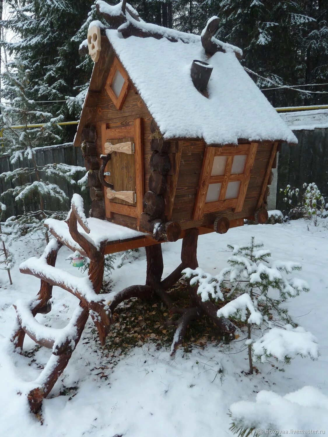 Изба на курьих ножках арт. Упражнение 185 избушка расположилась на взгорке. Ледяная избушка зимой. Изба в зимнем лесу. Избушка бабы яги в зимнем лесу.