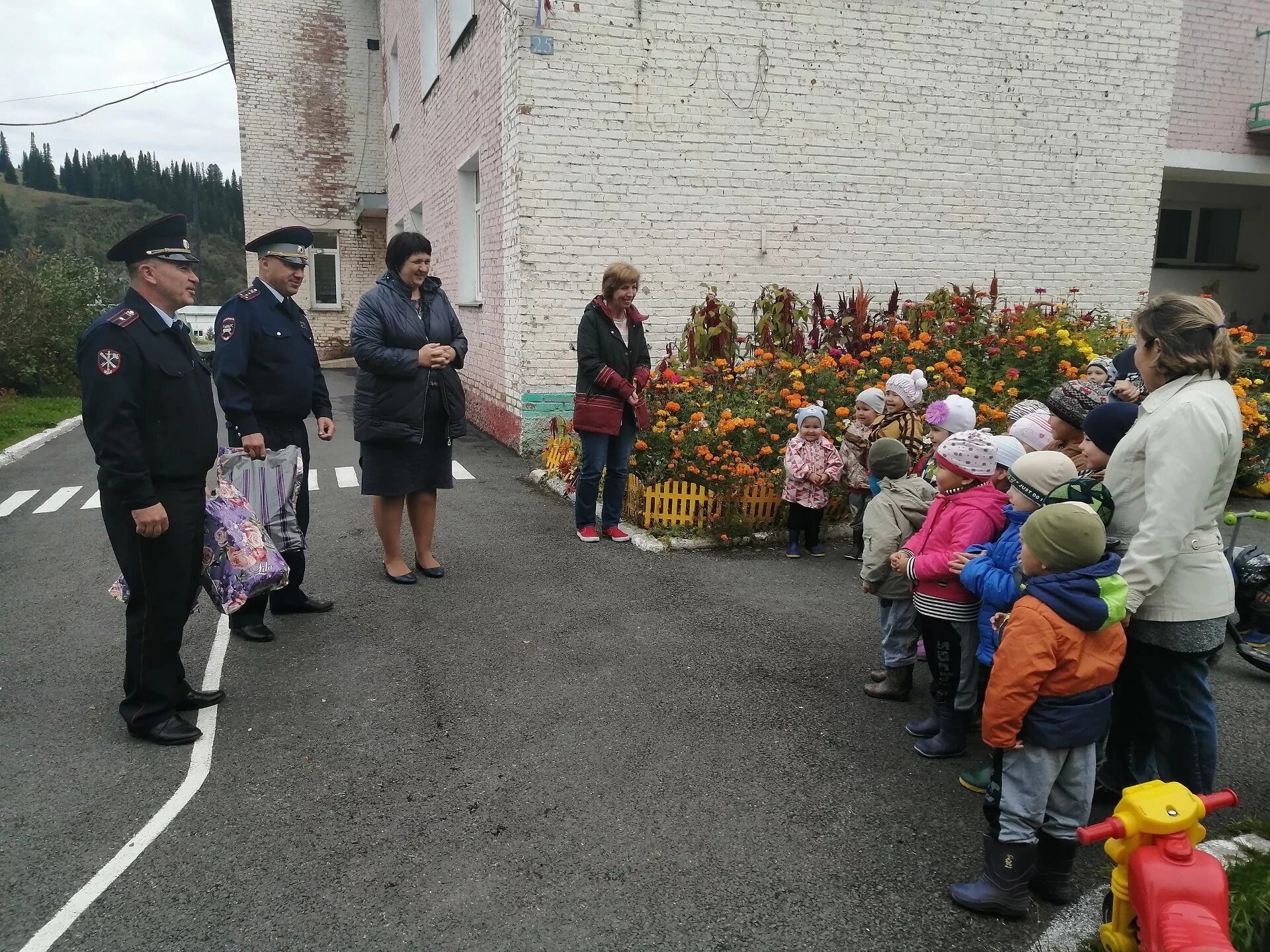 Дети азии 2023 междуреченск. Таштагольская поликлиника регистратура. Детская поликлиника таштагол. Детский дом таштагол. Детский дом таштагол дети.