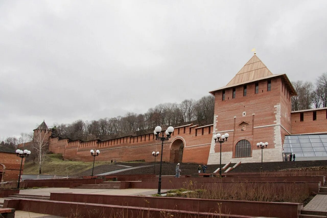 Нижегородский кремль единственный в стране имеющий. Ивановская башня Нижний Новгород. Ивановская башня Нижегородского Кремля. Дмитриевская башня Нижегородского Кремля. Нижегородский Кремль Нижний Новгород.