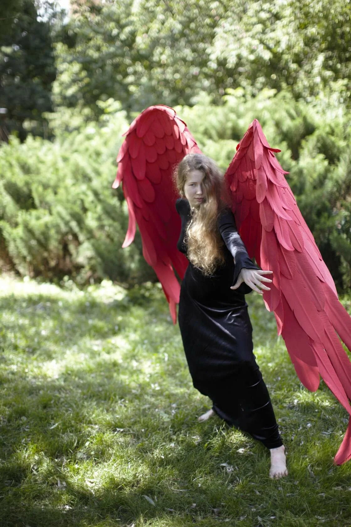 Could it wings. Красные крылья. фотосессия с красными крыльями. косплей жар птица. cosplay wings.