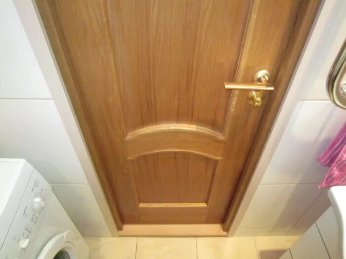Монтаж дверей в ванной. Дверь в ванную без наличников. Дверные откосы в ванной. Дверь в ванну без наличника. Дверь в ванную.